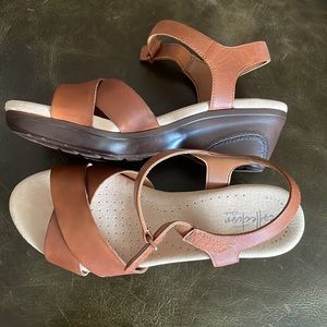 NWOT Clark’s Ultimate Comfort Collection sandals, size 8 Wide.